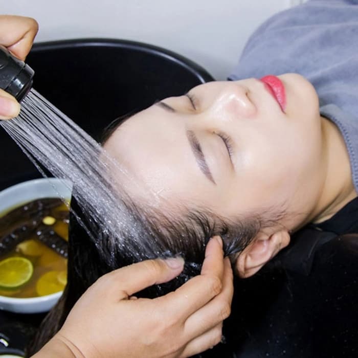 L&agrave;m sạch t&oacute;c v&agrave; da đầu