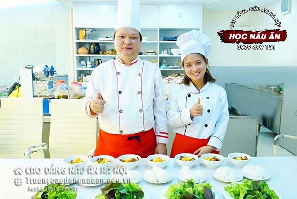 Học vi&ecirc;n ho&agrave;n th&agrave;nh kho&aacute; học l&agrave;m b&uacute;n chả