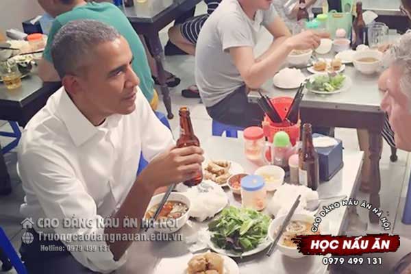 Tổng thống Obama ăn b&uacute;n chả Việt Nam