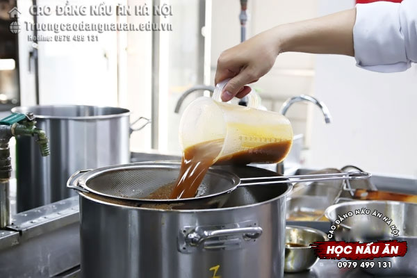 Chế biến nước sốt b&ograve; kho