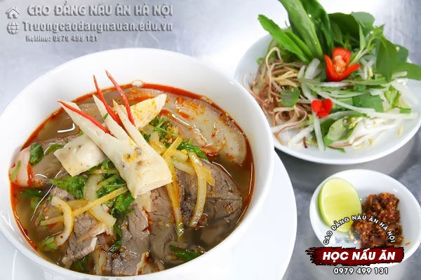 B&uacute;n b&ograve; Huế ngon rất hấp dẫn thực kh&aacute;ch
