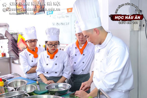 Sơ chế nguyên liệu lẩu Thái