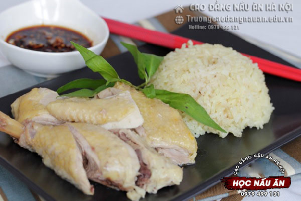 M&oacute;n cơm g&agrave; luộc đơn giản k&egrave;m nước chấm đậm đ&agrave;