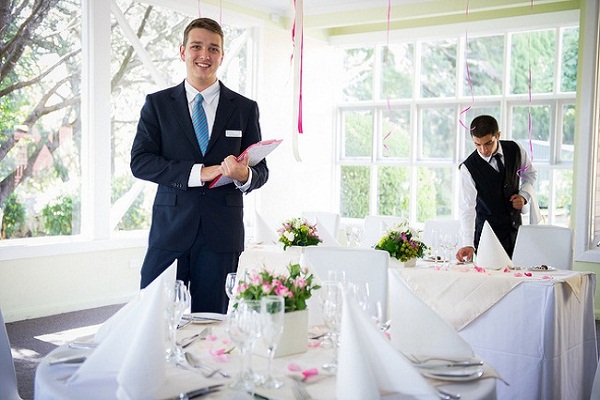 Dọn dẹp b&agrave;n tiệc