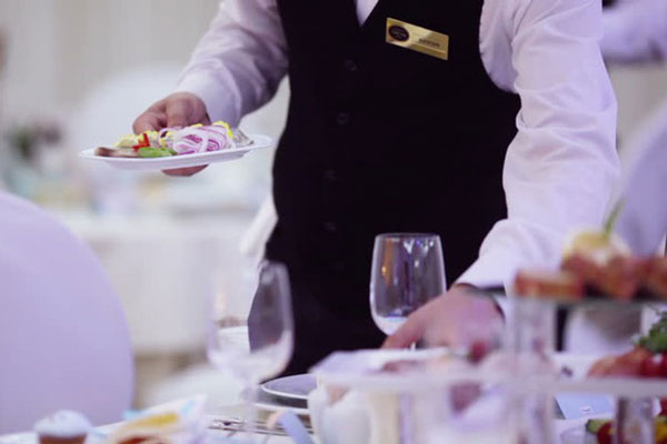 Phục vụ đồ ăn