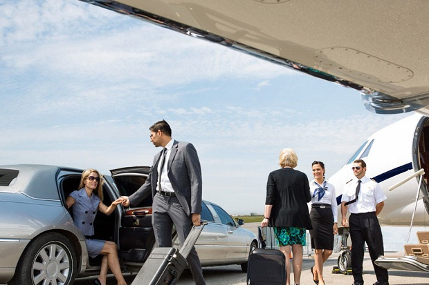 Nh&acirc;n vi&ecirc;n đưa đ&oacute;n kh&aacute;ch tại s&acirc;n bay