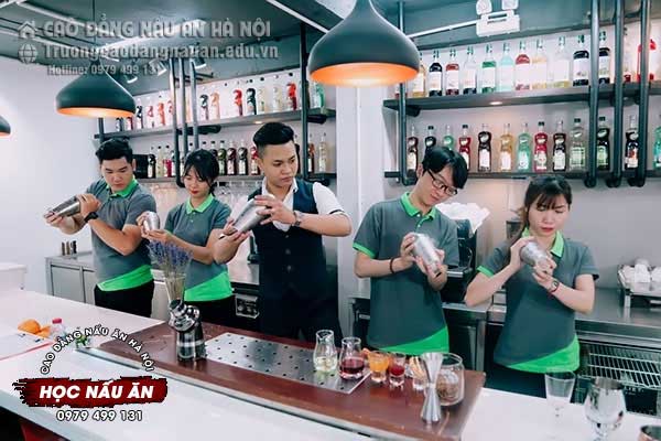 Nên học nấu ăn hay học pha chế?