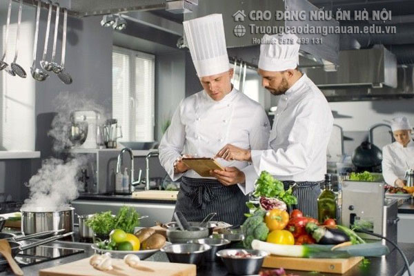 C&ugrave;ng bếp trưởng đảm bảo quy tr&igrave;nh, c&ocirc;ng thức nấu ăn