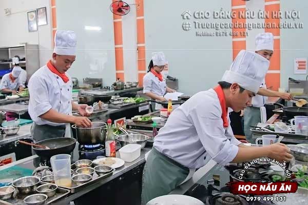 Giờ thực h&agrave;nh tại trung t&acirc;m dạy nấu ăn