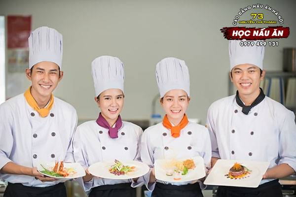 Đầu bếp chuy&ecirc;n nghiệp lu&ocirc;n cần kh&ocirc;ng ngừng học hỏi, bổ sung kiến thức