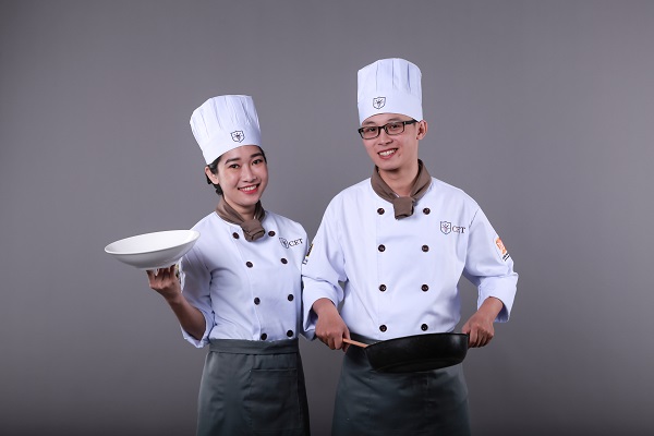 Đồng phục đầu bếp thường c&oacute; m&agrave;u trắng