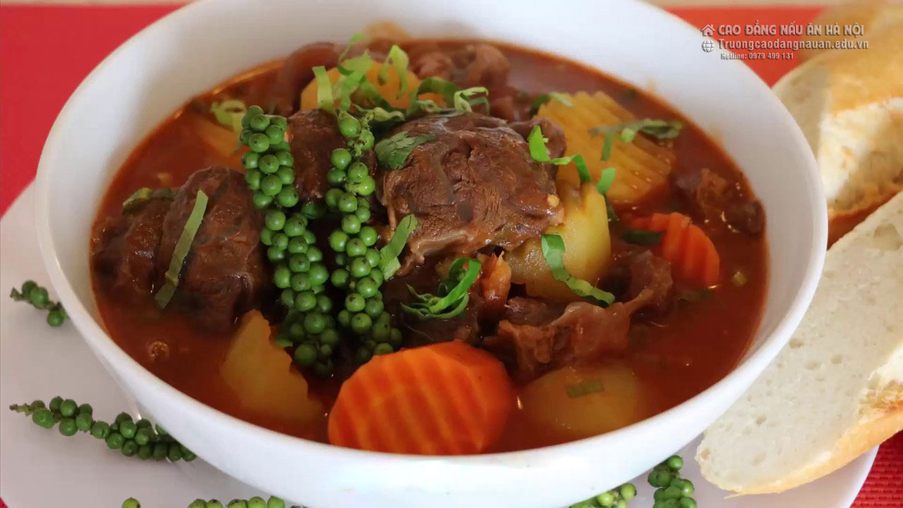 B&ograve; hầm ti&ecirc;u xanh ăn với b&aacute;nh m&igrave;