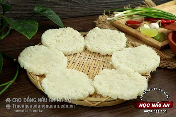 C&aacute;n mỏng v&agrave; chia cơm nếp ra từng miếng vừa ăn