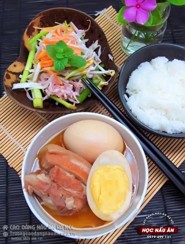Bày thịt kho tàu ra đĩa