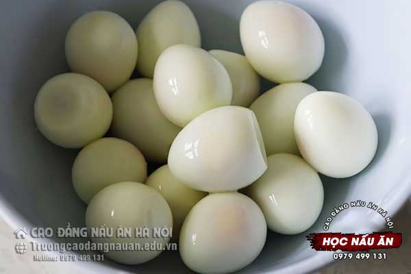 Luộc trứng và bóc vỏ
