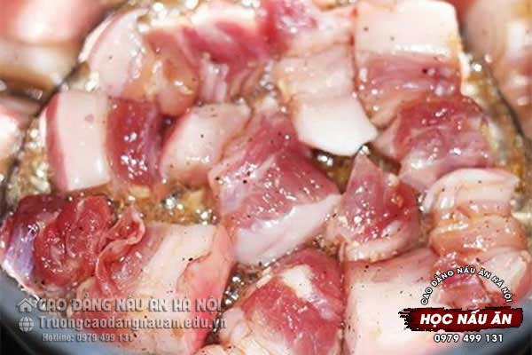 Thái nhỏ, tẩm ướp thịt ba chỉ