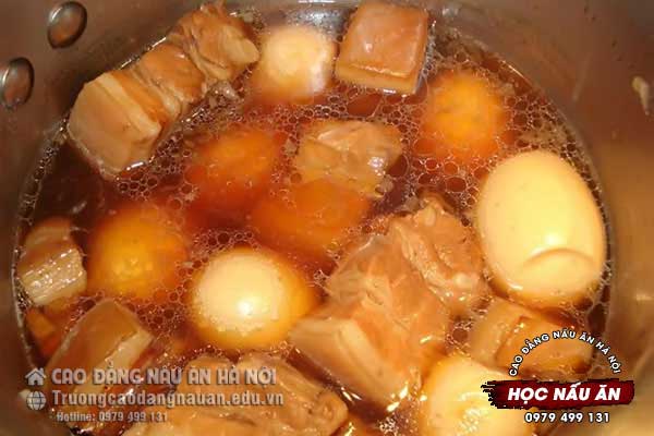 Thịt kho tàu đỏ sậm, thịt săn đều, hấp dẫn