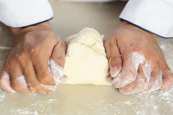 Cách nhồi bột làm bánh