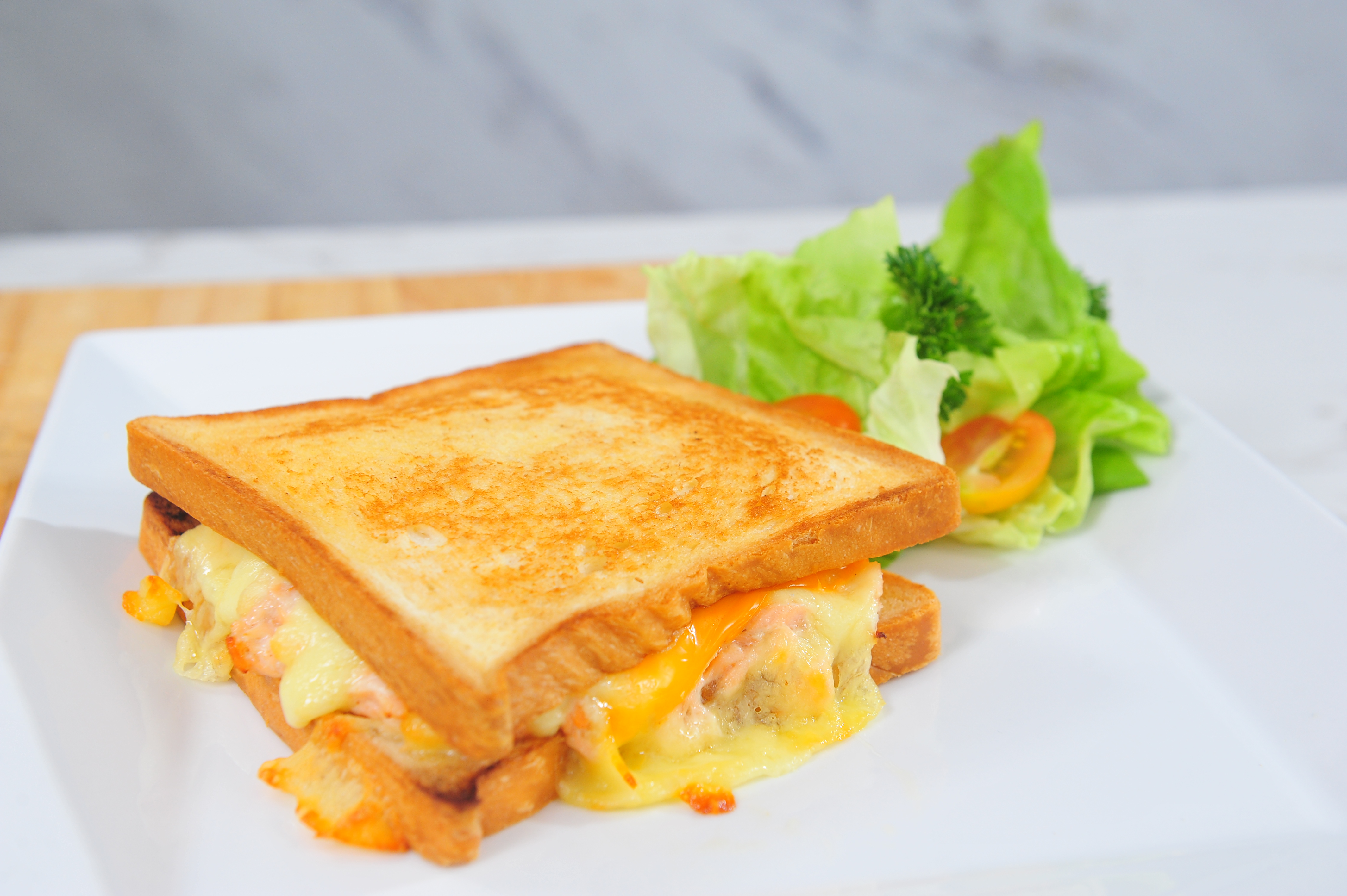 B&aacute;nh m&igrave; sandwich kẹp ph&ocirc; mai Cheddar