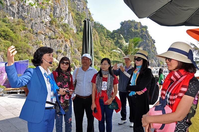Hướng dẫn vi&ecirc;n du lịch nghề dễ t&igrave;m việc cho nữ
