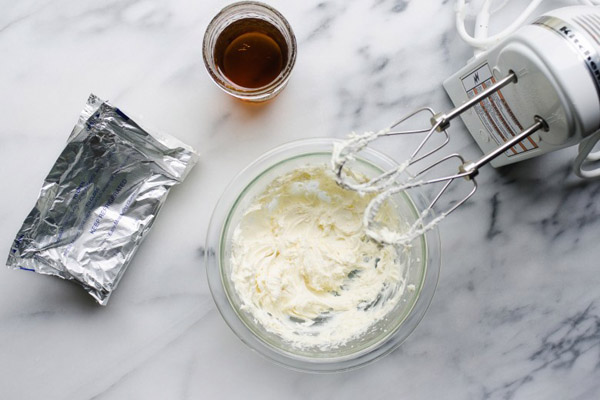 L&agrave;m cream cheese b&ocirc;ng mịn