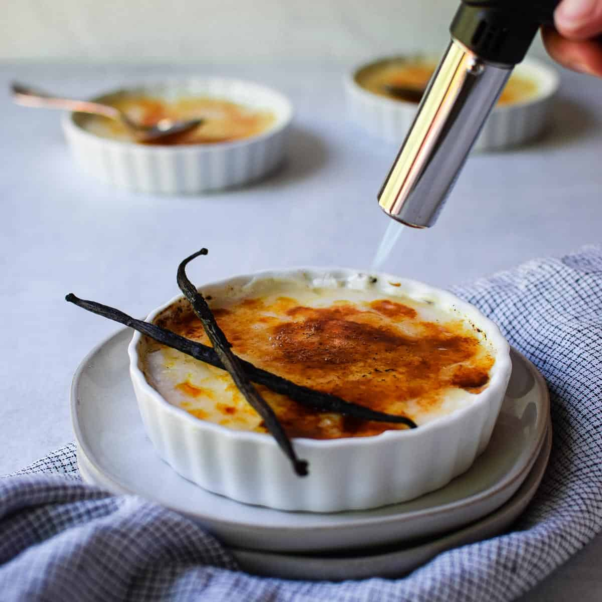 C&aacute;ch l&agrave;m creme brulee bằng nồi chi&ecirc;n kh&ocirc;ng dầu
