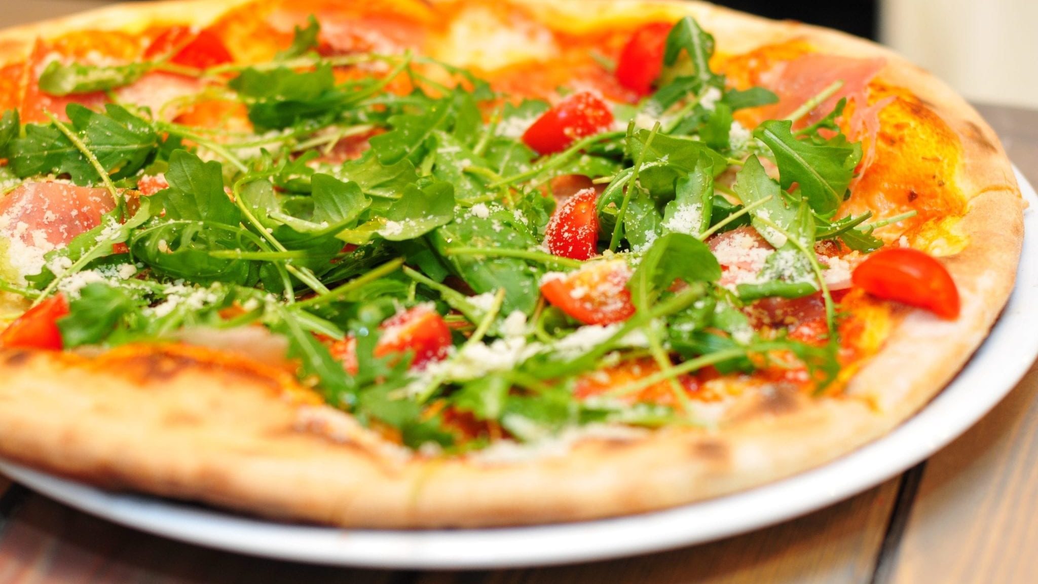 Pizza với l&aacute; Oregano
