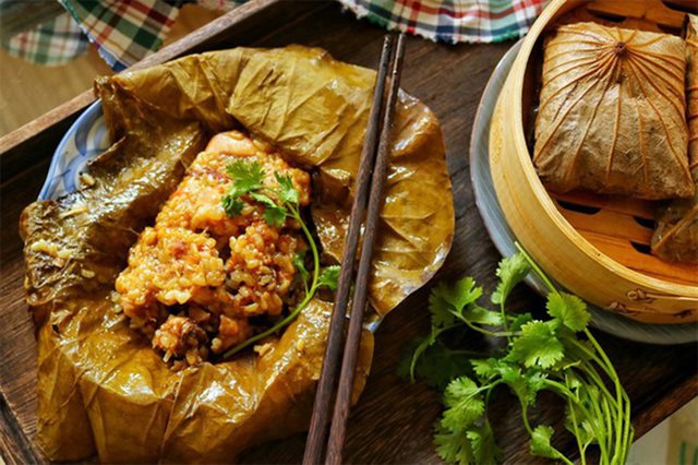 Xôi gà hấp lá sen