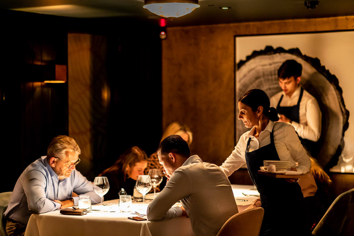 Phong c&aacute;ch phục vụ khi d&ugrave;ng tiệc Fine Dinning