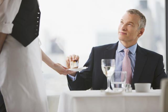 Th&aacute;i độ với phục vụ b&agrave;n khi d&ugrave;ng tiệc Fine Dinning