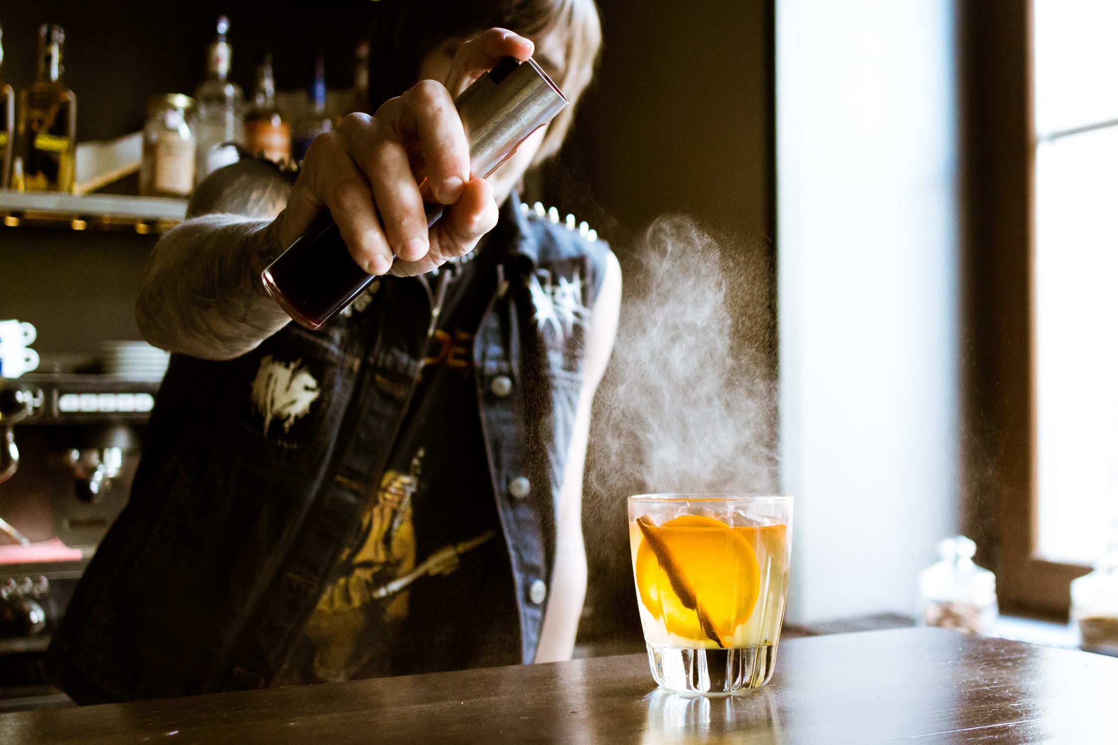Sự giống nhau và khác nhau của Mixologist và Bartender