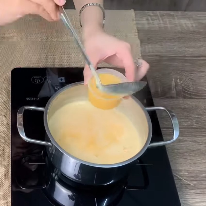 Nấu hỗn hợp pudding trứng