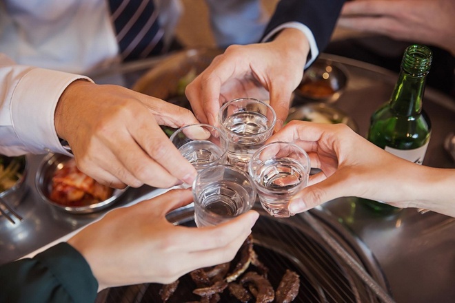 C&aacute;ch uống rượu soju đ&uacute;ng chuẩn H&agrave;n Quốc