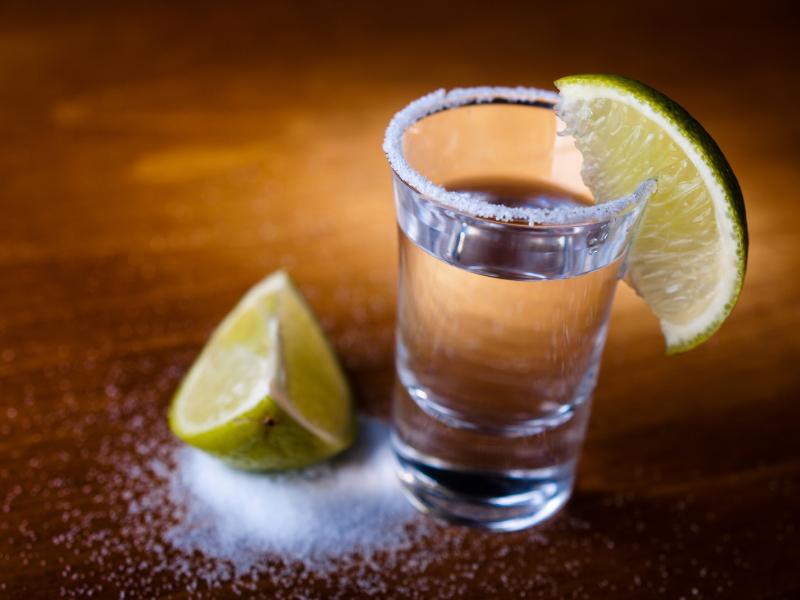 Uống tequila với chanh và muối