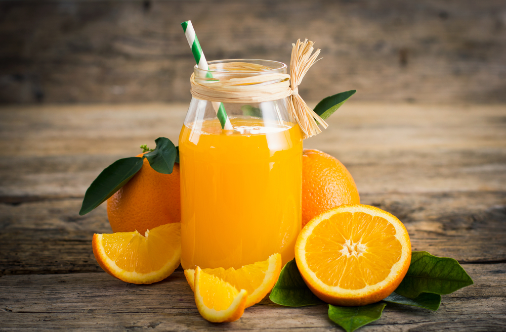 Sử dụng nước cam &eacute;p chống say c&agrave; ph&ecirc;