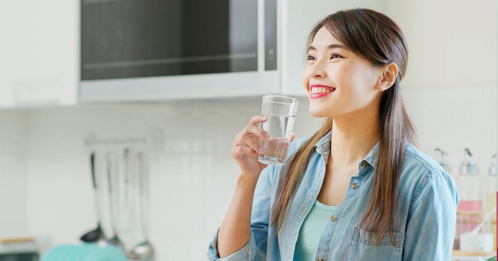 Uống nhiều nước chống say c&agrave; ph&ecirc;