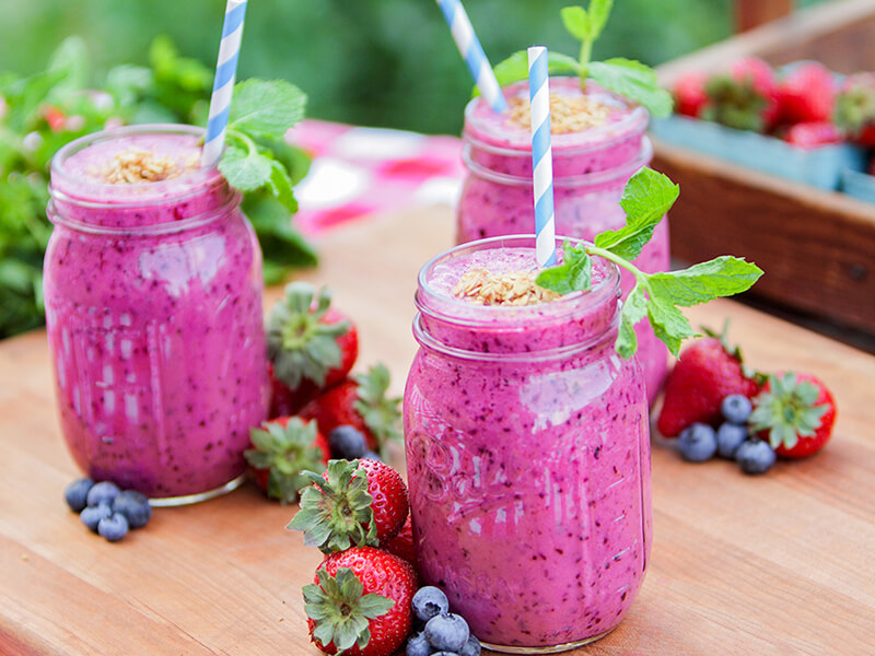 Smoothie việt quất v&agrave; đ&agrave;o
