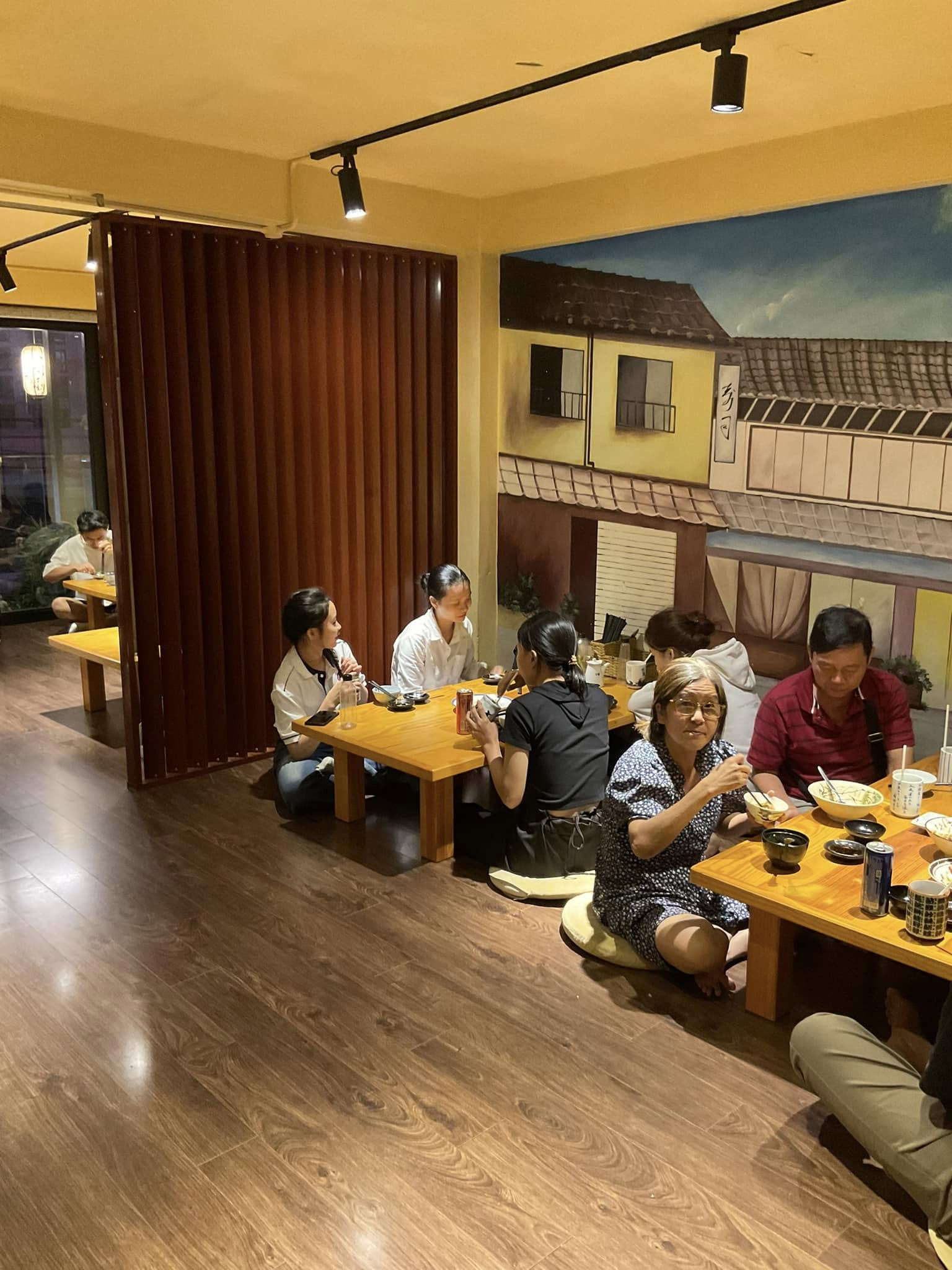 Không gian nhà hàng Dung Sushi hiện đại, đậm chất Nhật Bản