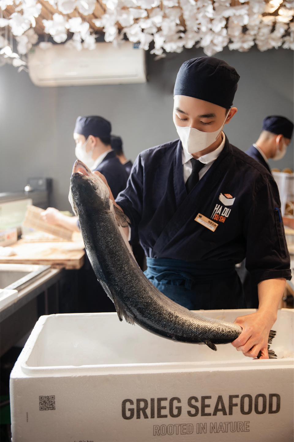  Đội ngũ đầu bếp gi&agrave;u kinh nghiệm tại Hadu Sushi 