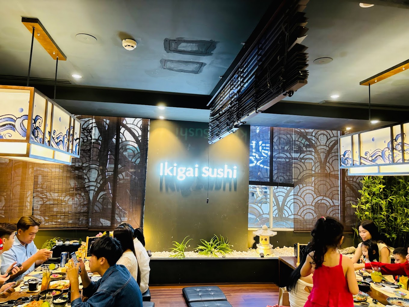 Thực kh&aacute;ch tận hưởng những khoảnh khắc đ&aacute;ng nhớ tại Ikigai Sushi