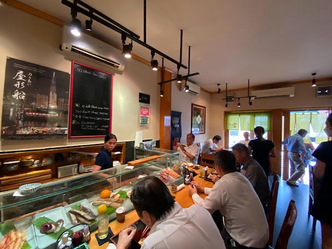 K Cafe Sushi cung cấp dịch vụ phục vụ chu đ&aacute;o