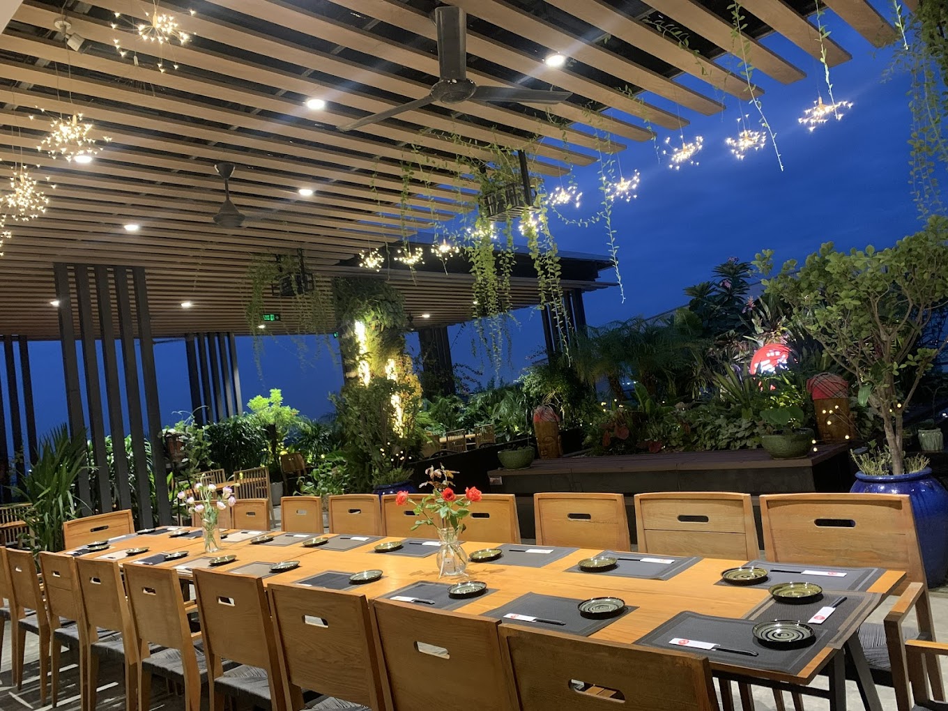 Kh&ocirc;ng gian  Kaiba Sushi Restaurant được thiết kế hiện đại