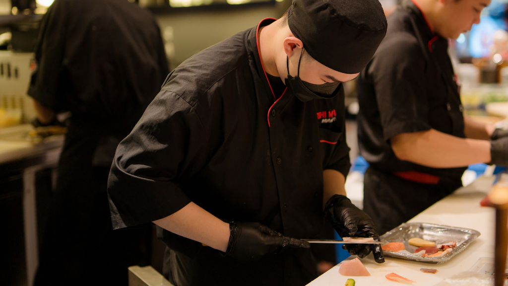 Đội ngũ đầu bếp tại Masa Sushi l&agrave; những nghệ nh&acirc;n ẩm thực gi&agrave;u kinh nghiệm