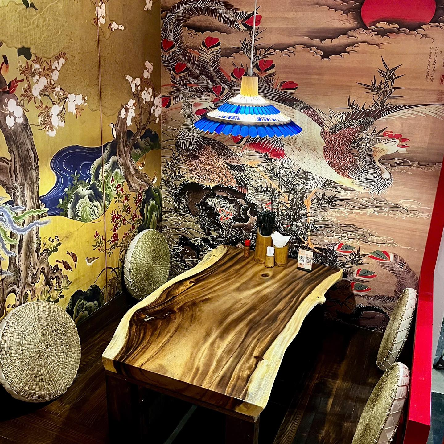 Miya Sushi nhận được nhiều đ&aacute;nh gi&aacute; t&iacute;ch cực từ kh&aacute;ch h&agrave;ng nhờ chất lượng m&oacute;n ăn, kh&ocirc;ng gian sang trọng v&agrave; dịch vụ chu đ&aacute;o.