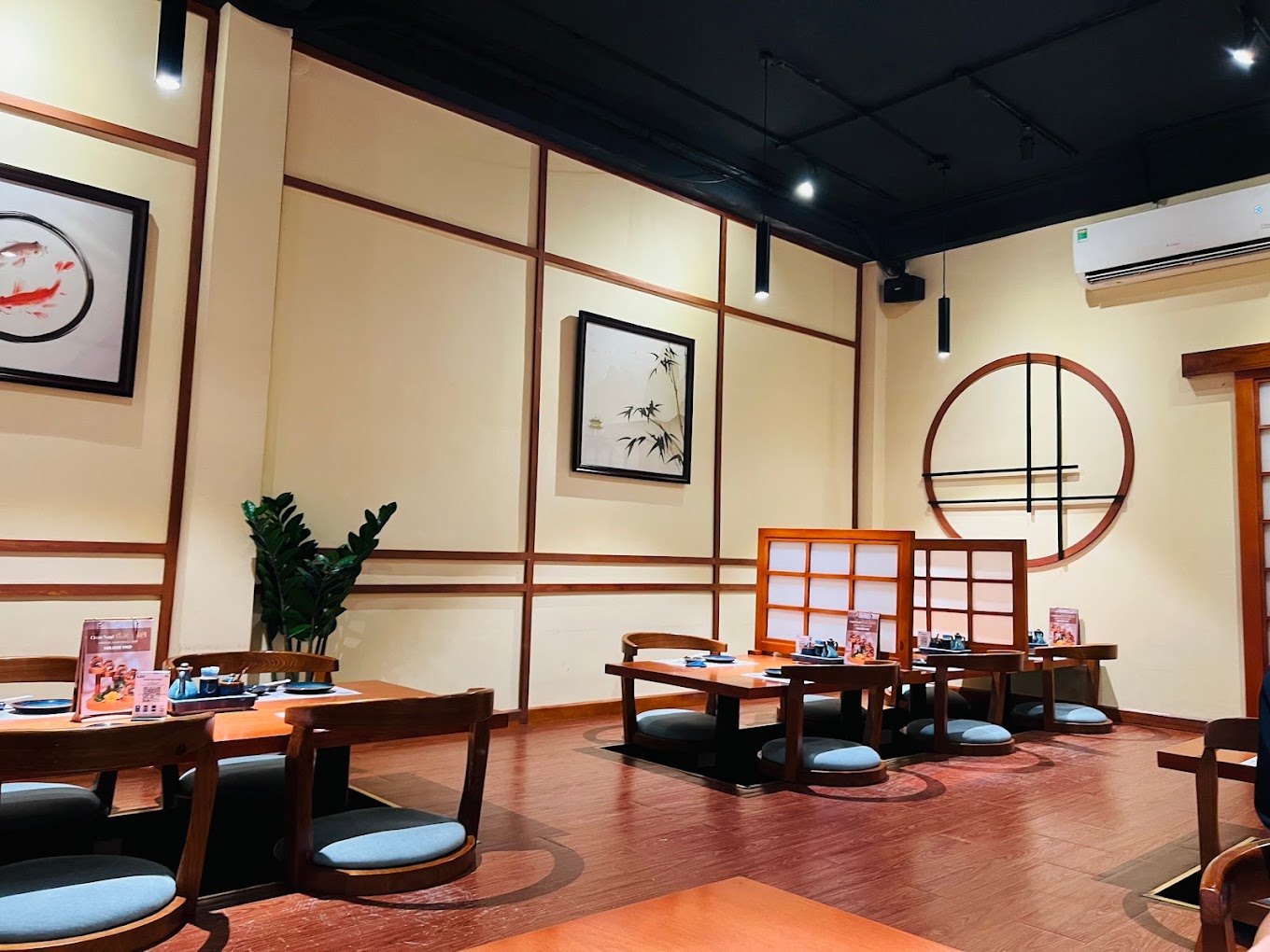 Nagi Sushi cung cấp nhiều c&aacute;ch đặt b&agrave;n tiện lợi