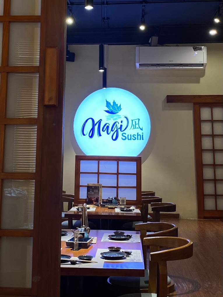 Nagi Sushi mang đến kh&ocirc;ng gian đậm chất Nhật Bản