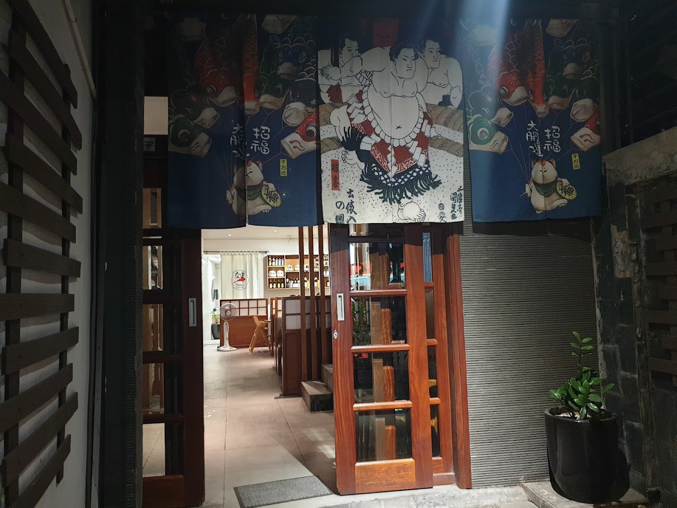 Nama sushi nhà hàng nhật bản