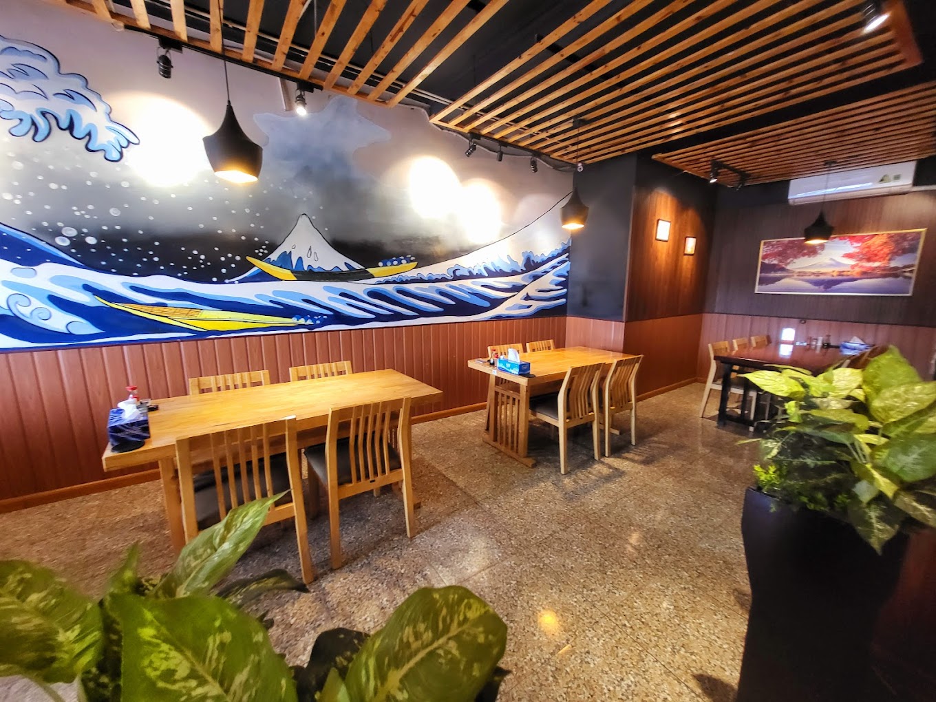 Saiko Sushi cung cấp nhiều c&aacute;ch đặt b&agrave;n tiện lợi