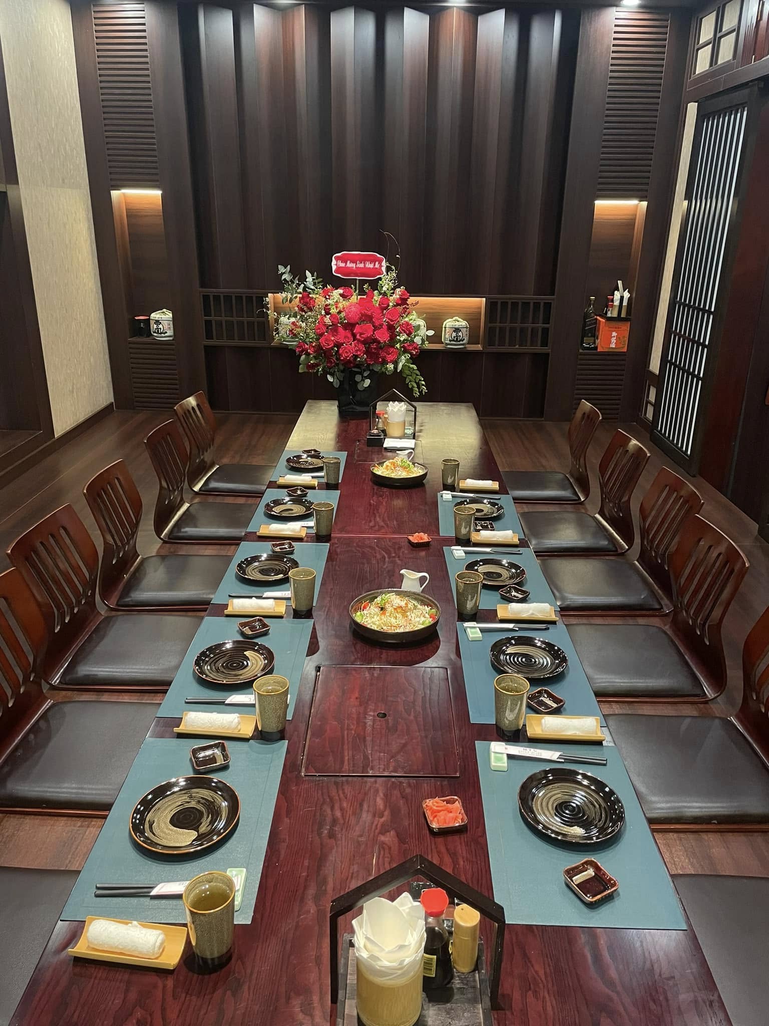 Kh&ocirc;ng gian Sakura Sushi được thiết kế tinh tế