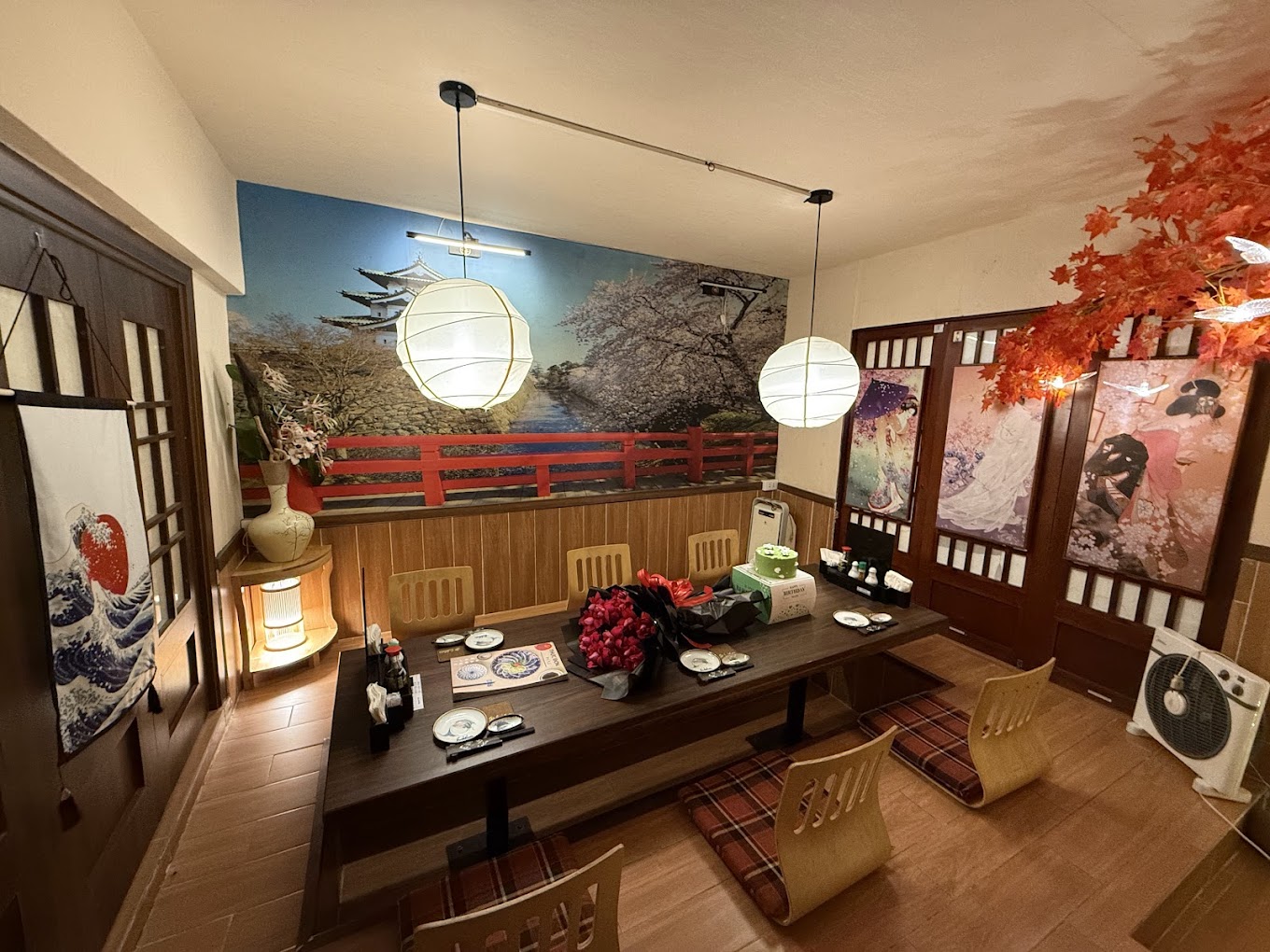 Kh&ocirc;ng gian tại Sushibar được thiết kế mang n&eacute;t truyền thống Nhật Bản